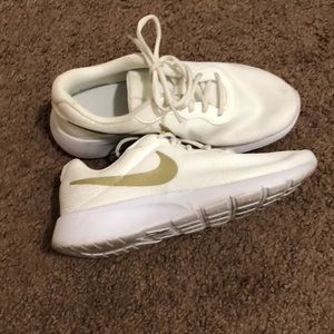 White nike tanjuns
